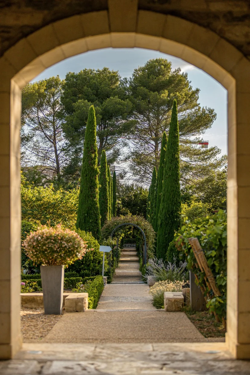 Entrée contemporaine du Domaine de Verchant