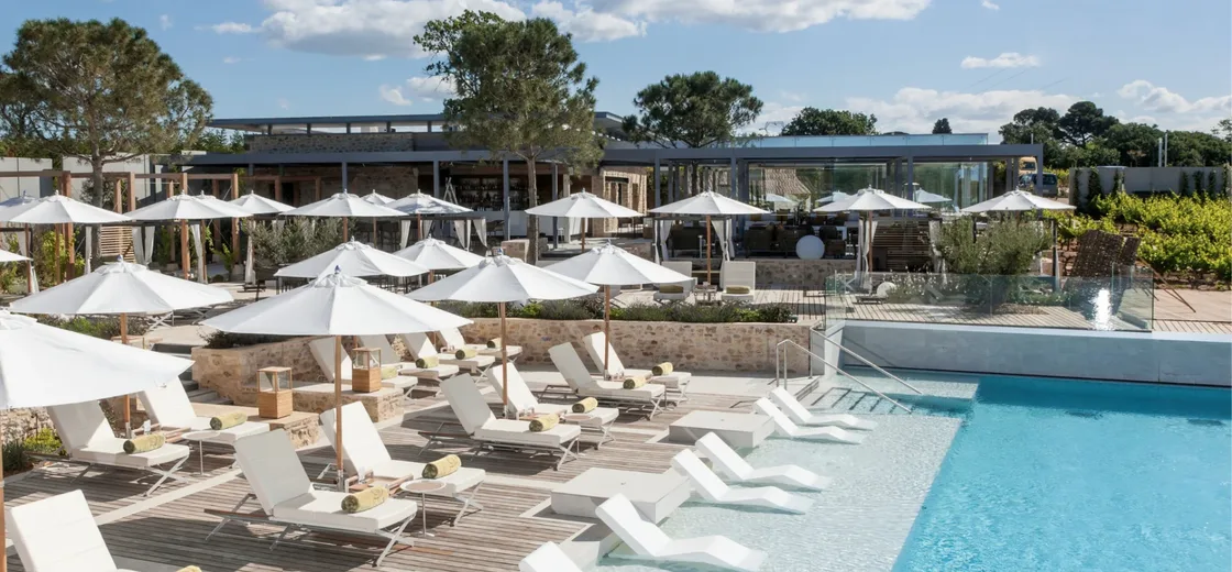 Piscine et terrasse du Domaine de Verchant